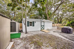 Tropical Palm Harbor Studio Walk to Gulf!